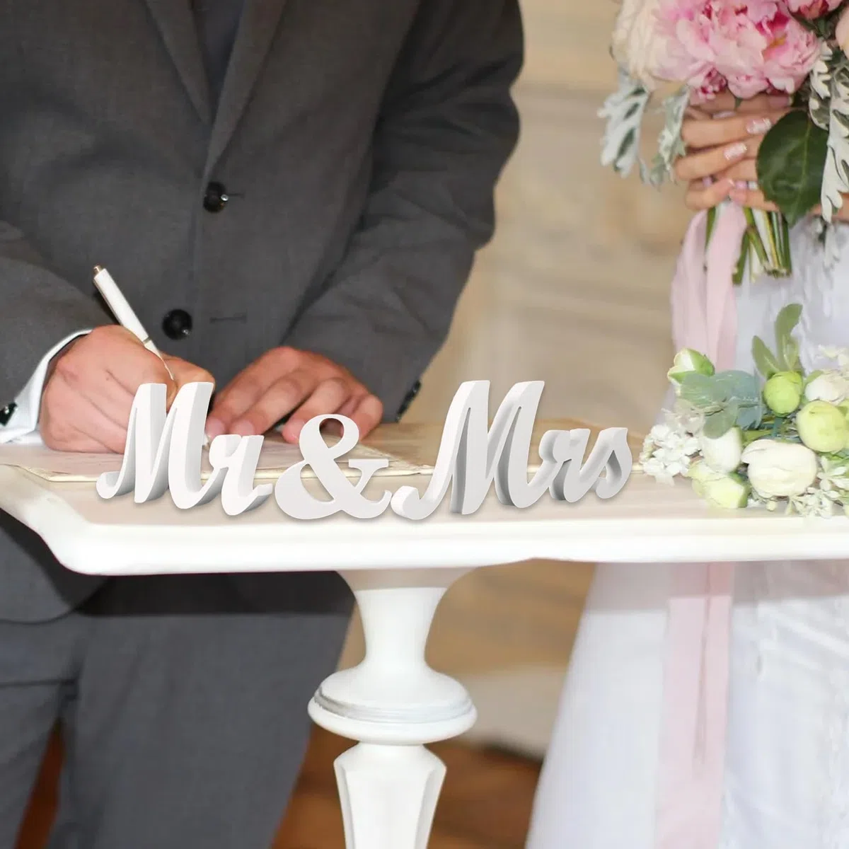 Decorazione per Matrimonio Mr & Mrs | Decorazione per Tavolo da Matrimonio Mr & Mrs in Legno | Decorazione per Festa di Fidanzamento | Regali di Nozze per Coppie di sposi (Bianco)