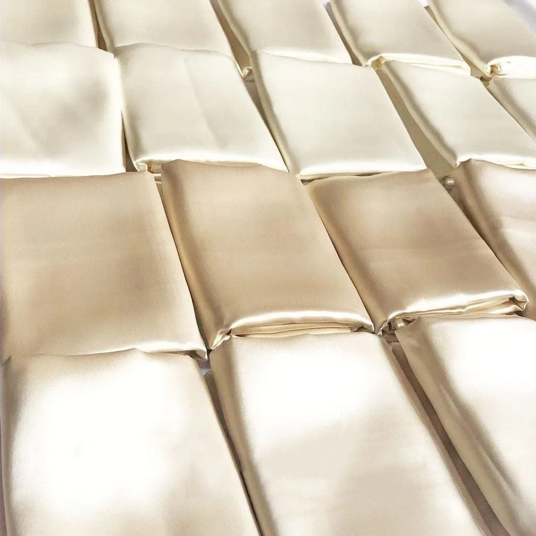 OFFTOPIC Federa 100% Seta Anticrespo e Antirughe, Federe in Seta 22 Momme Certificata OekoTex Antibatterica, Fodere Cuscini Letto Idea Regalo Perfetta, Chiusura Senza Zip 50x75 Caramel