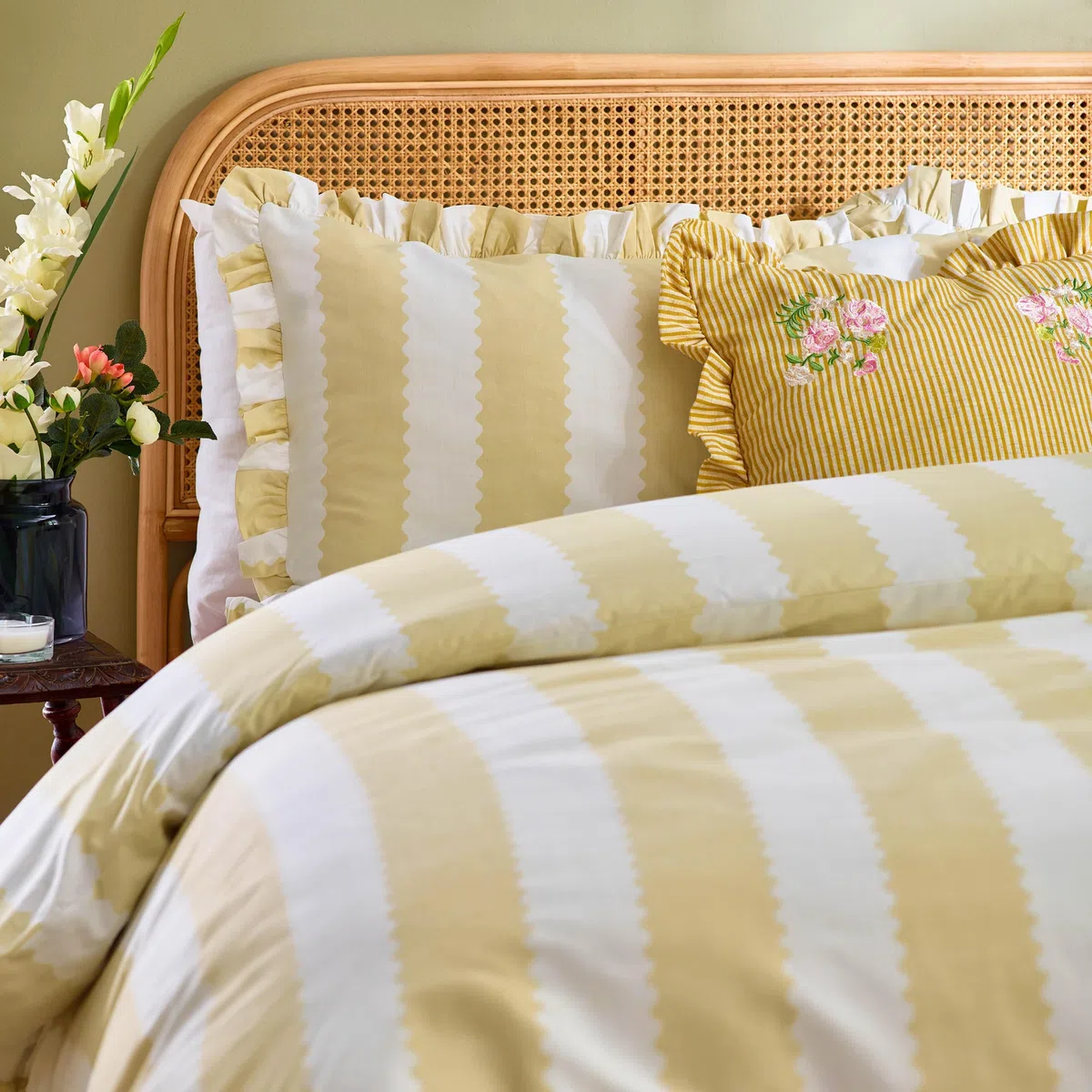 furn. Wylder Birdie Stripe Set Copripiumino – Reversible Con Volant Cotone Ricco A Righe Biancheria Da Letto (Giallo Burro - 230x220cm)