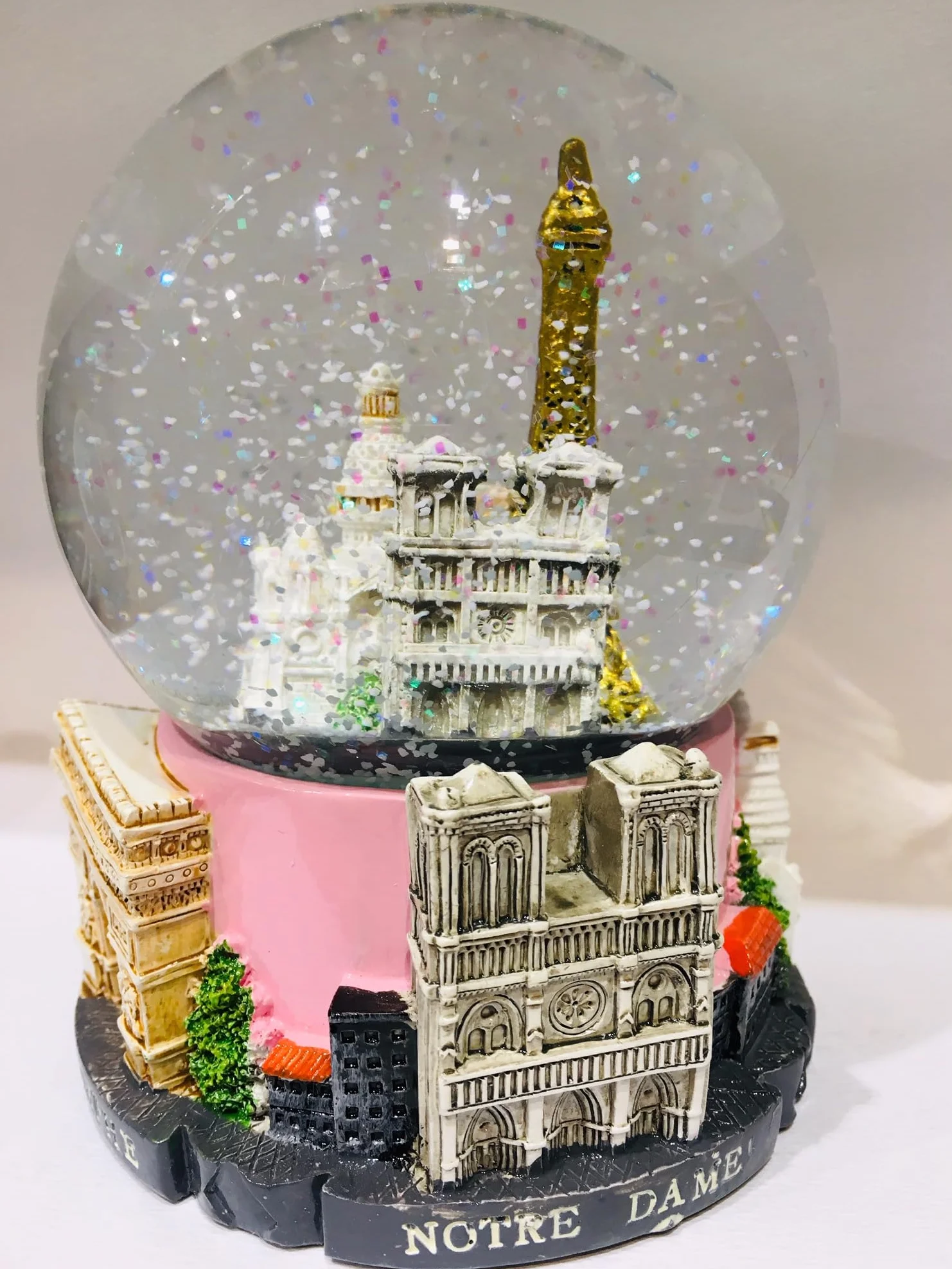 Sfera di neve Torre Eiffel e altri Monumenti di Parigi – Rosa, grande dimensione 14 cm, base in resina di qualità e globo in vetro, monumenti di Parigi incisi in 3D, neve scintillante, colore rosa