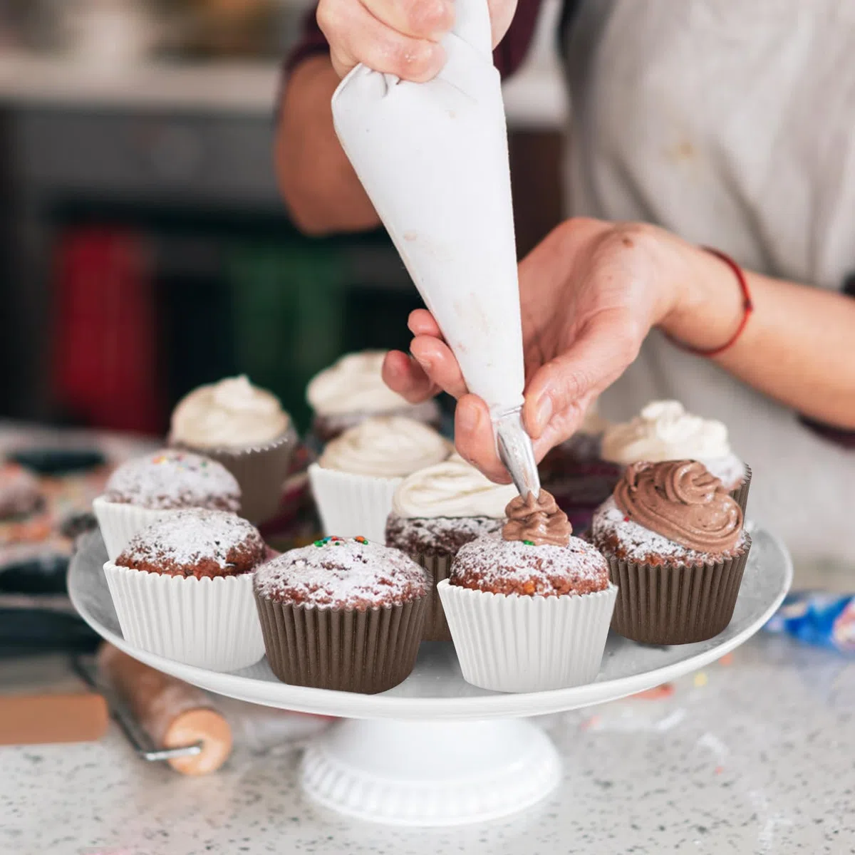 Pirottini di Carta per Cupcake, 400 Pirottini per Muffin Carta, Pirottini da Forno per Pasticcini, Resistenza All'olio, per Muffins Dessert Cioccolatini, Compleanni Feste Matrimoni - Bianco, Marrone