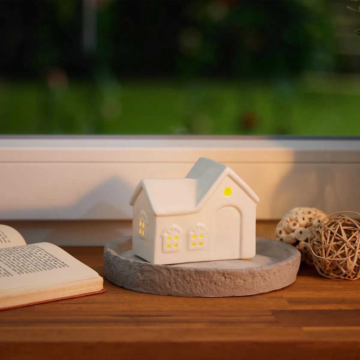 Relaxdays Casetta Portacandele in Ceramica, Casa Luminosa Porta-Tealight, per 1 Candelina, HLP: 9 x 11 x 6 cm, Bianco