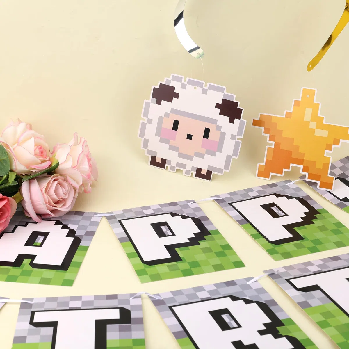 Striscione di Buon Compleanno Pixel, Striscione di Buon Compleanno Pre-Infilato a Tema Gaming con 10 Spirali Appese per Decorazioni Feste Pareti Casa e Porte