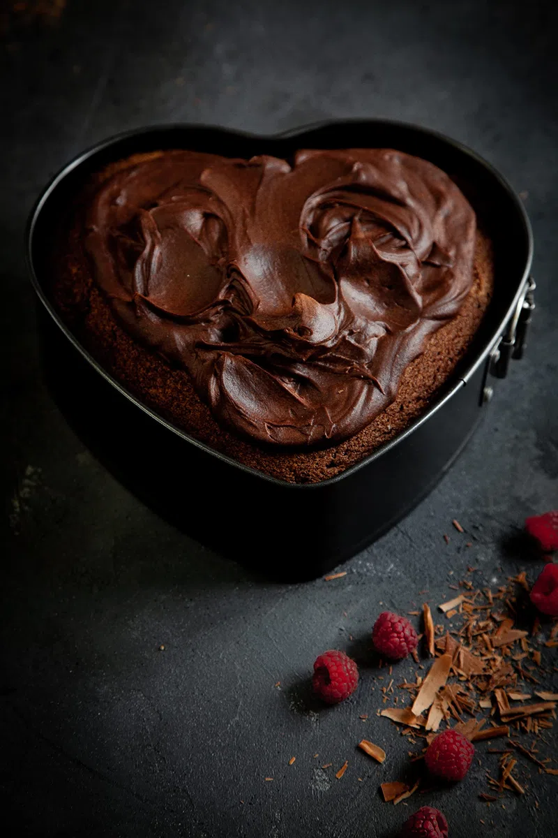 MasterClass Teglia per torte a forma di cuore da 22,5 cm con base libera e antiaderente senza PTFE, PFOA e BPA, chiusura a molla, robusto acciaio al carbonio da 1 mm, teglia da 9 pollici