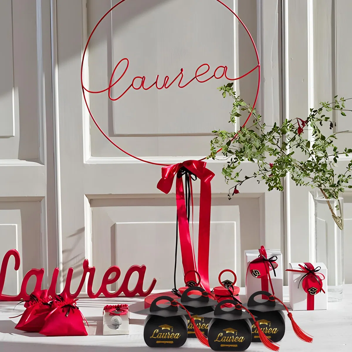 50pz Scatole Bomboniere Laurea Portaconfetti Con Cappello e 50pz Nappe Rosse Scatola Tocco Decorazione per Confetti Regalo Congratulazioni
