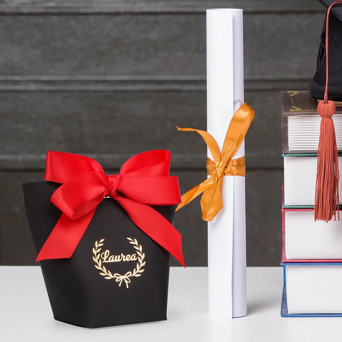 BETESSIN 25pz Scatoline Portaconfetti Laurea Bomboniera Confetti Rosso Nastro Decorazione Festa per Caramelle Regalo