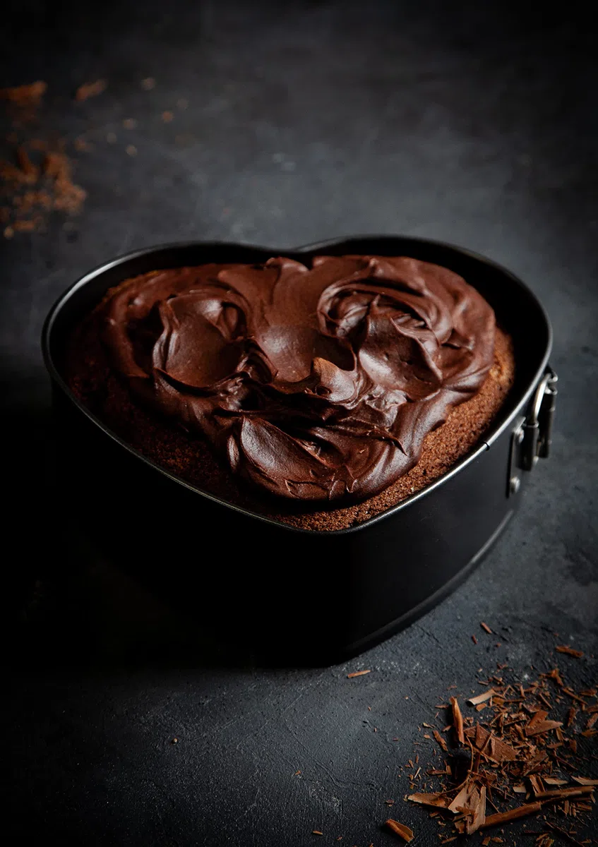MasterClass Teglia per torte a forma di cuore da 22,5 cm con base libera e antiaderente senza PTFE, PFOA e BPA, chiusura a molla, robusto acciaio al carbonio da 1 mm, teglia da 9 pollici