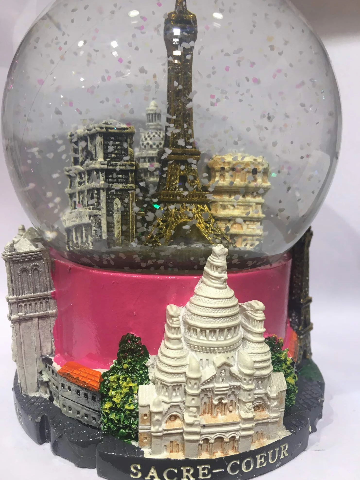 Sfera di neve Torre Eiffel e altri Monumenti di Parigi – Rosa, grande dimensione 14 cm, base in resina di qualità e globo in vetro, monumenti di Parigi incisi in 3D, neve scintillante, colore rosa