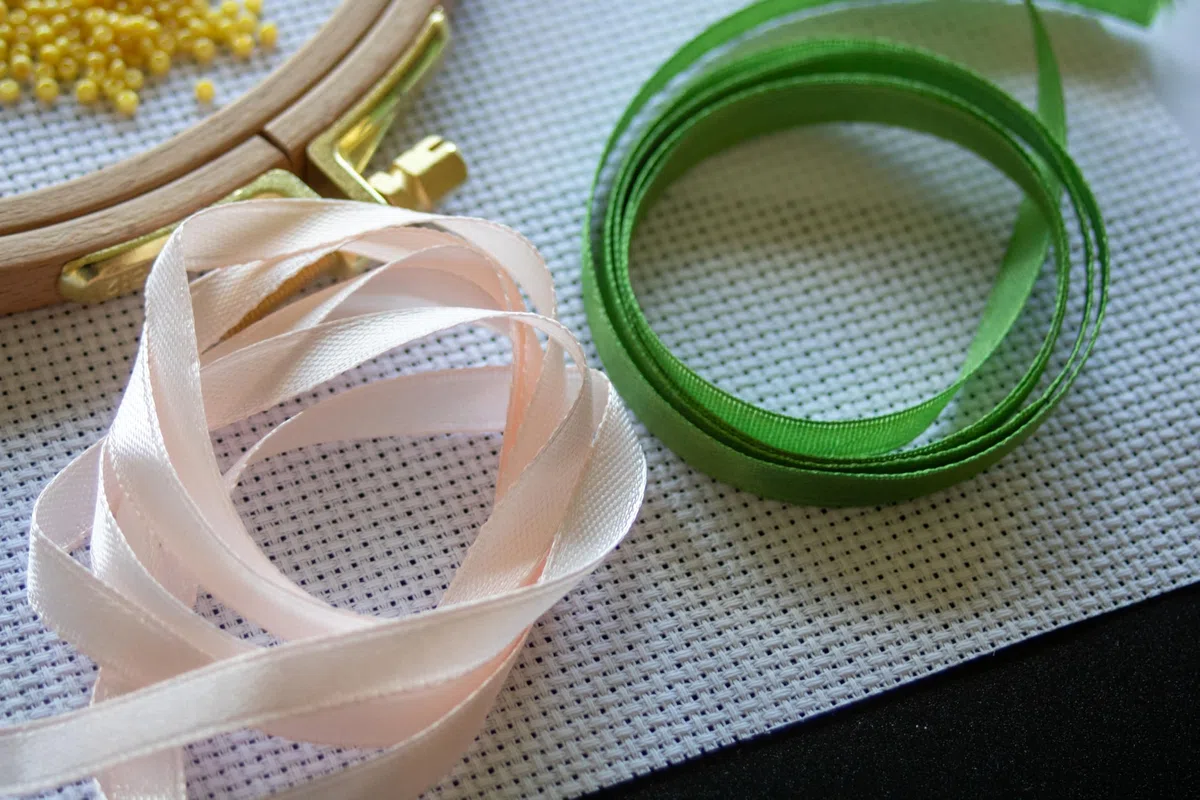 RIOLIS - Kit iniziale per punto croce - Tessuto Aida 21x20cm, Telaio In Legno E Fili Di Cotone Mouliné - Set Completo DIY Per Ricamo Per Principianti Ed Esperti, Kit Regalo DYI Per Punto Croce
