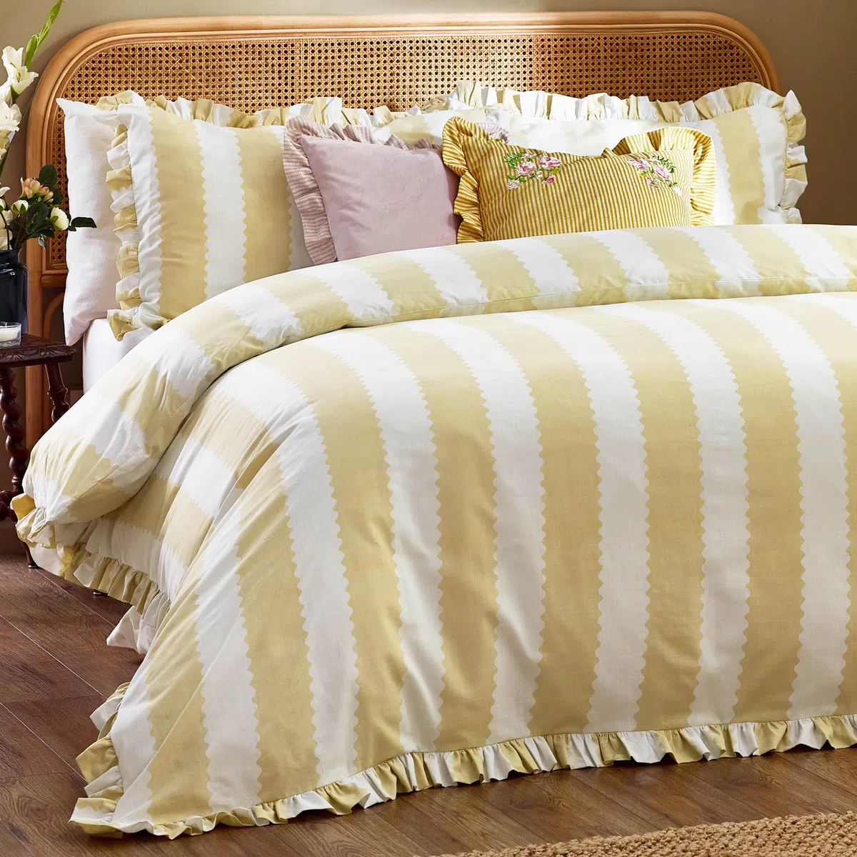 furn. Wylder Birdie Stripe Set Copripiumino – Reversible Con Volant Cotone Ricco A Righe Biancheria Da Letto (Giallo Burro - 230x220cm)