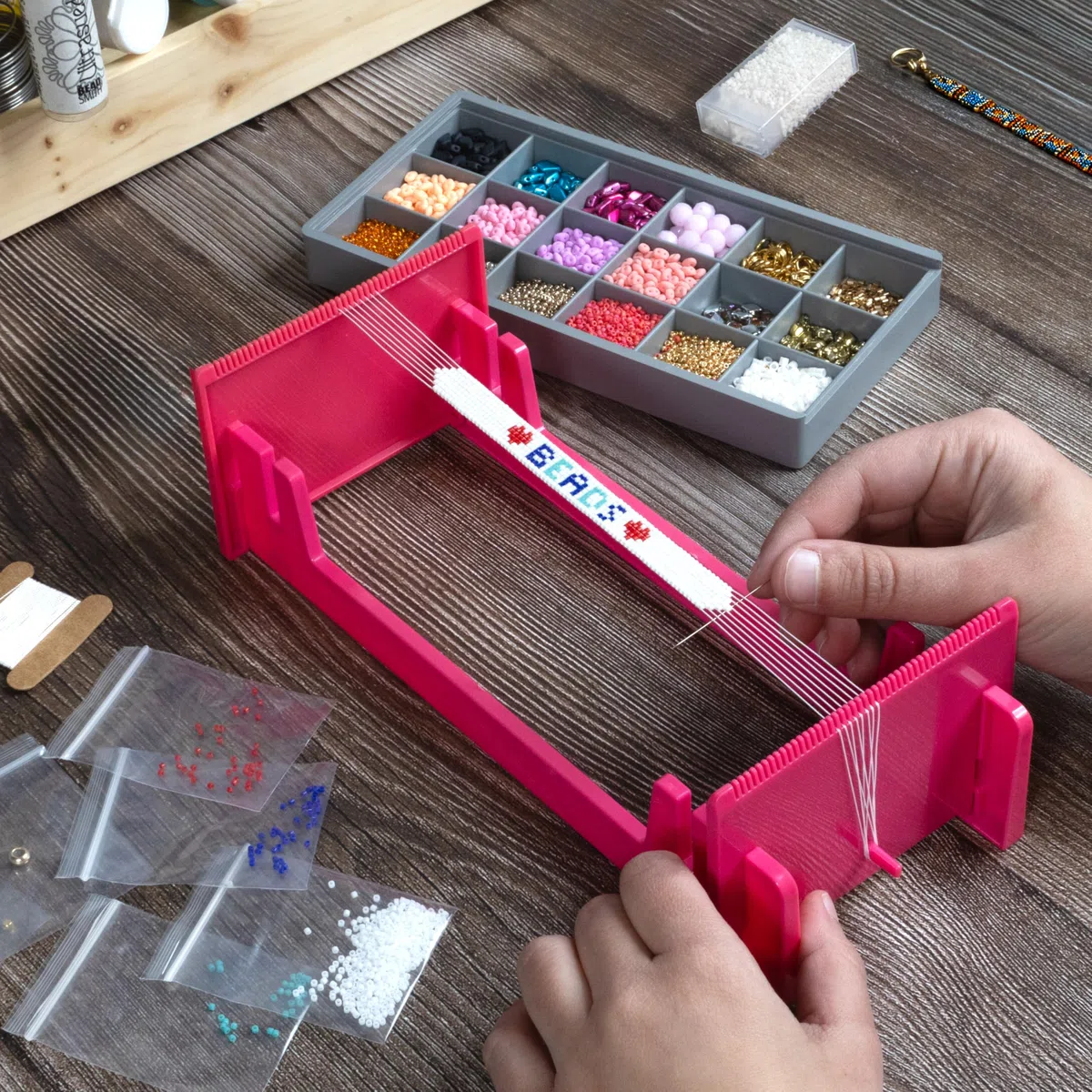 The Beadsmith LoomEEZ Kit di perline giapponesi – include telaio regolabile, perline di vetro Miyuki, filo e ago, filo di ordito, collane, cinture e molto altro ancora.