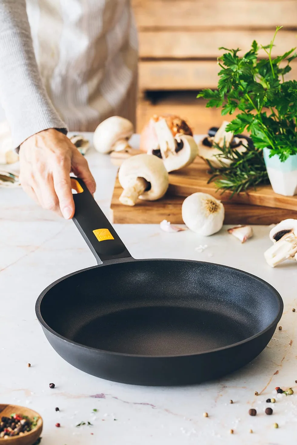 BRA Daily Pro | Padella 18 cm, nero e giallo, alluminio fuso, Full Induction, antiaderente a tre strati, Adatta a tutti i tipi di piani cottura