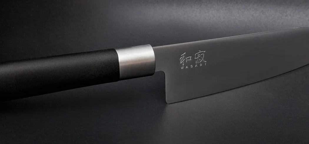 KAI Wasabi Black Coltello da cucina 23,0 cm lunghezza lama - acciaio inossidabile 6A/1K6 lucidato 58 (±1) HRC - manico in polipropilene nero - coltello da chef - Made in Japan