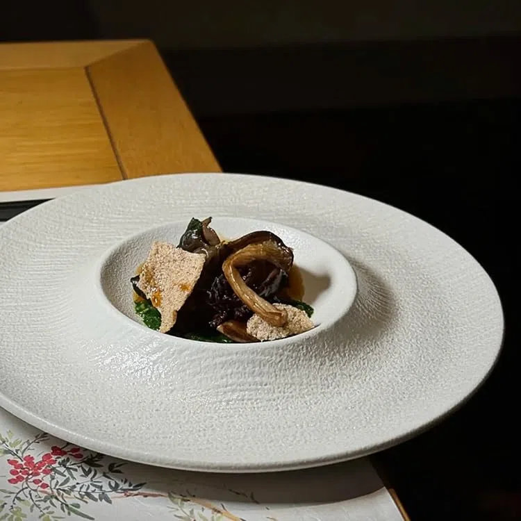 Piatto da Cena Piatti Piatto Piatto di pasta in ceramica a forma cappello paglia, piatto zuppa, salsa soia, creativo for ristorante occidentale Piatto Piatto Piatti piani Impilabili