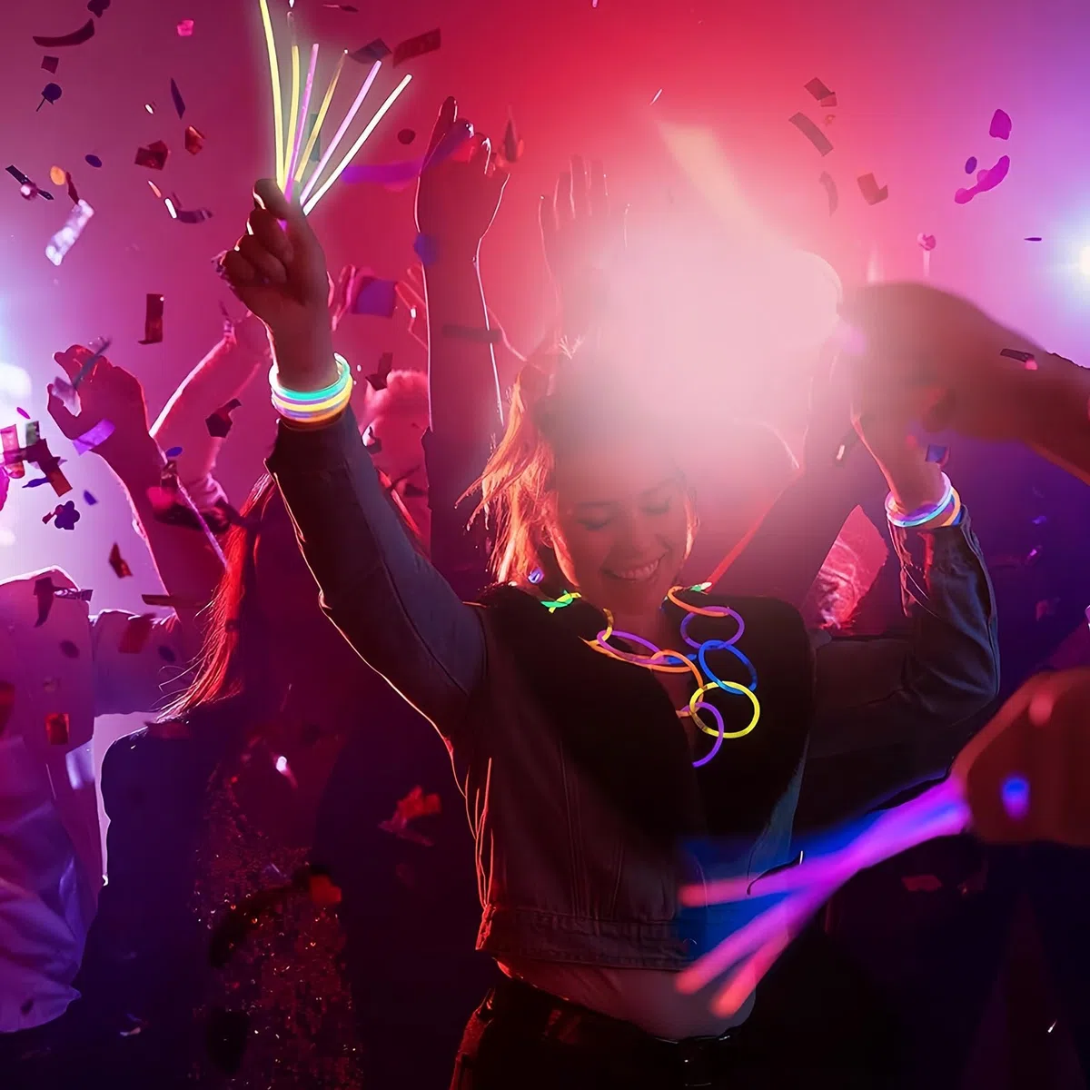 Braccialetti Luminosi Fluorescenti Rosa 100 Pezzi, Colorati Bastoni Bulk con 100 Connettori, Glow Sticks Bambini Adulti per Compleanno, Feste, Carnevale, Capodanno, Pasqua, Halloween