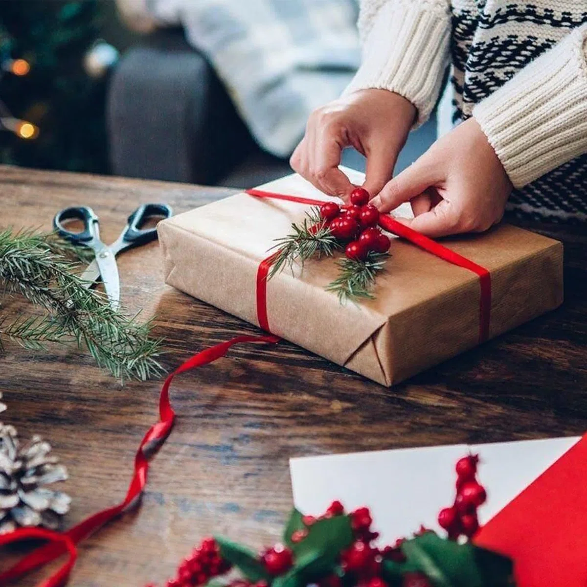 14 Pezzi Rami di Pino Artificiale per Natale Rami di Abete con Pigne Bacche di Agrifoglio di Natale Artificiale per Decorazione di Ghirlande Natalizie Decorazioni da Tavola