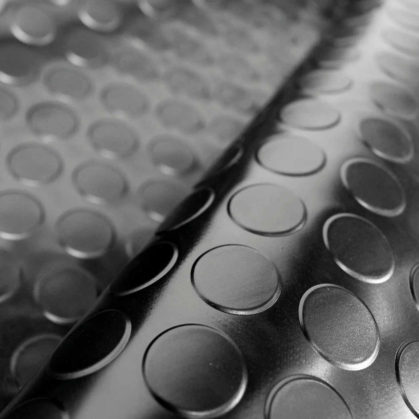 OLIVO.shop Tappeto Gomma Antiscivolo Pvc, Rivestimento Pavimento Gommato in Pvc per Esterni Interni, Bar, Officine, Palestra, Garage, Rotolo Isolante Larghezza 1,5 mt WORK BOLLO (NERO, 1,5x3 MT)