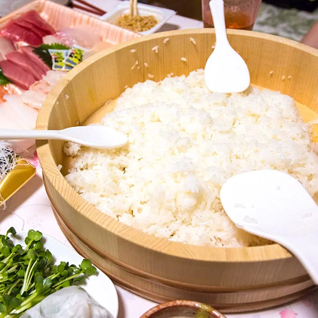 TIKUSAN Hangiri - Vaschetta per mescolare riso e sushi, in legno, con fascia in polipropilene, realizzata in Giappone, in abete Momi, per sushi, riso, sushi oke (30 cm)