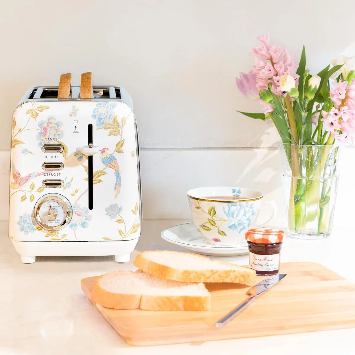 VQ Laura Ashley Tostapane Vintage 2 Fette - Riscaldamento Regolabili, Scongelamento e Modalità di Riscaldamento. Acciaio Inossidabile Tosta Pane con Croissant Scaffale Riscaldante - Elveden Bianco