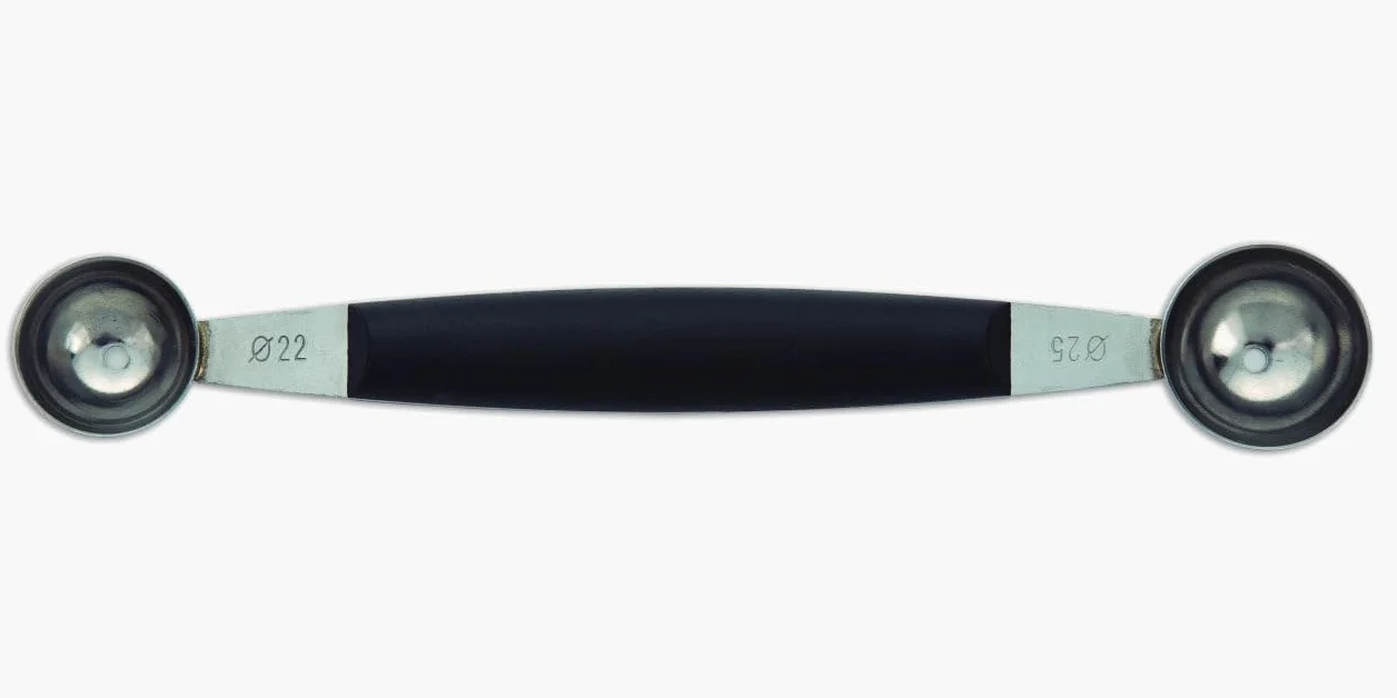 Arcos Professional Gadgets – Doppia Cucchiaia per Melone in Acciaio Inossidabile 3 cm – Manico in Polipropilene, Perfetto per Meloni e Altro – Nero, Serie 18 cm
