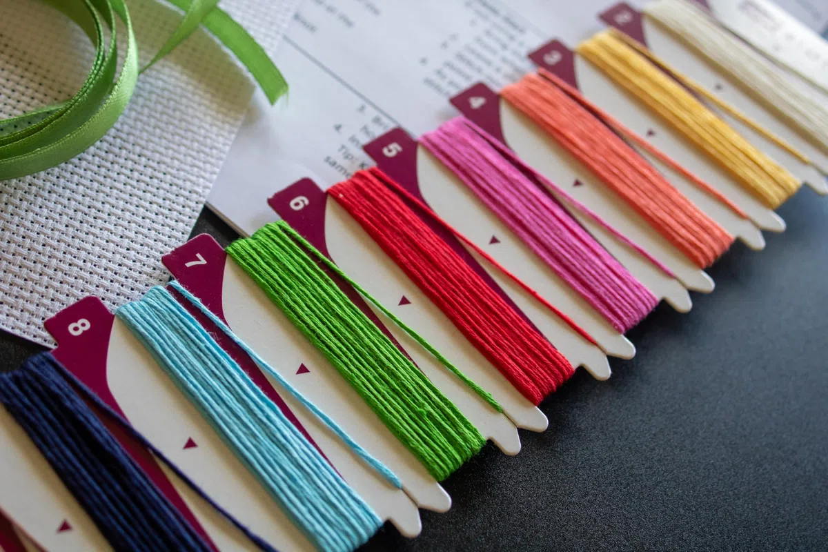 RIOLIS - Kit iniziale per punto croce - Tessuto Aida 21x20cm, Telaio In Legno E Fili Di Cotone Mouliné - Set Completo DIY Per Ricamo Per Principianti Ed Esperti, Kit Regalo DYI Per Punto Croce