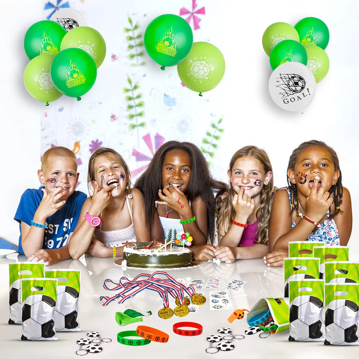 GOLDGE 87 pezzi di bomboniere per bambini con pallone da calcio, accessori decorativi per compleanno, con fischietto, portachiavi, adesivi, sacchetti per caramelle, medaglie, calcio, give-aways, per