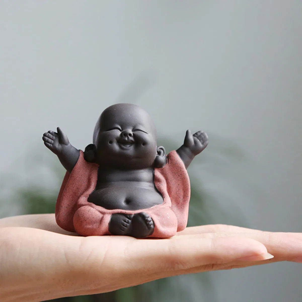 Qikuver Buddha Maitreya che ride, Statua di Buddha in ceramica Ornamento Scultura da tè Piccolo monaco Decor Set da tè per Home Office Decorazioni per auto Regalo Artigianato e arte (Verde)