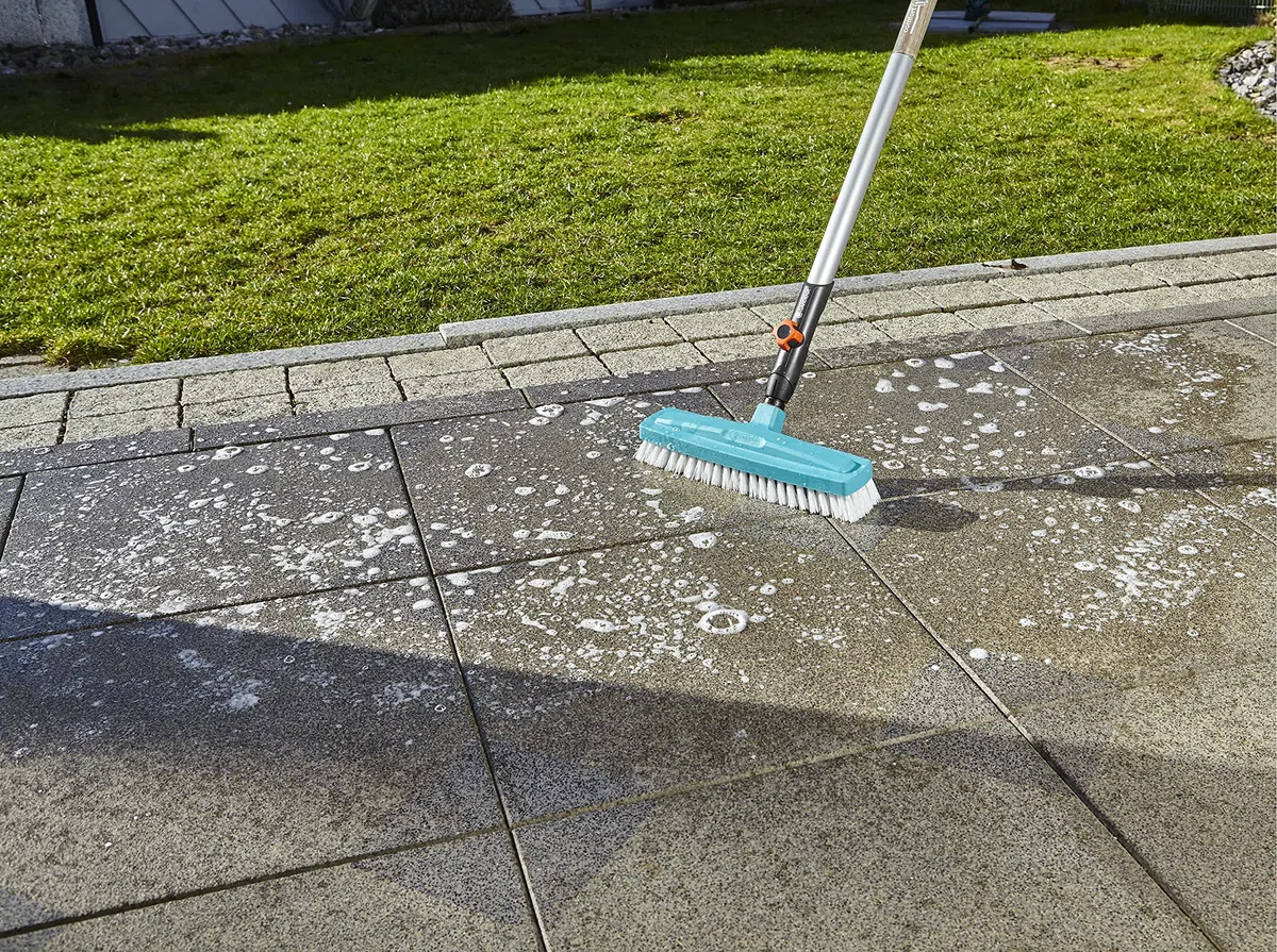 Gardena Scrubber combisystem: strumento ottimale la pulizia della casa, larghezza di lavoro 30 cm, posate in polipropilene altamente elastico, delicati sui mobili grazie ai bordi arrotondati (3639-20)