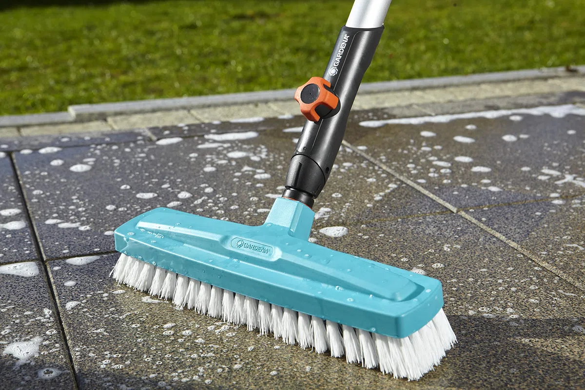 Gardena Scrubber combisystem: strumento ottimale la pulizia della casa, larghezza di lavoro 30 cm, posate in polipropilene altamente elastico, delicati sui mobili grazie ai bordi arrotondati (3639-20)