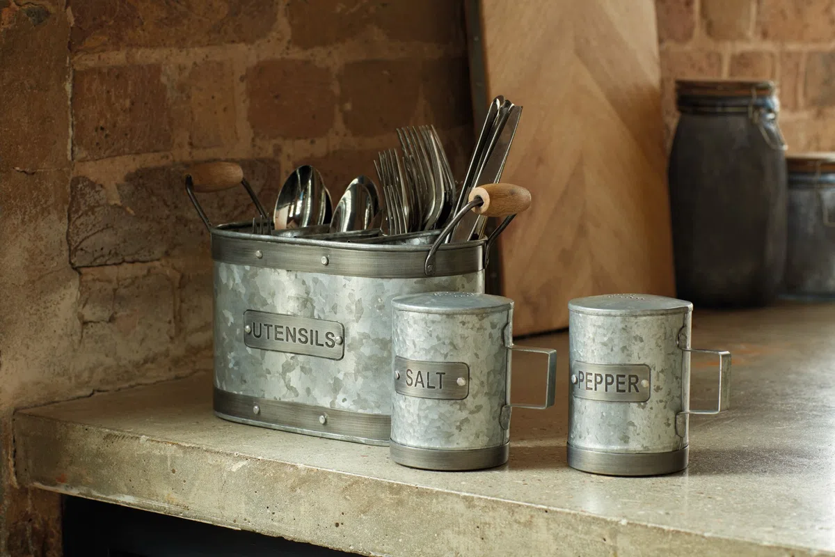 KitchenCraft Industrial Kitchen Saliera in Acciaio Zincato Stile Vintage, Design Industriale, Manico Saldato e Tappo in Silicone, 10 cm