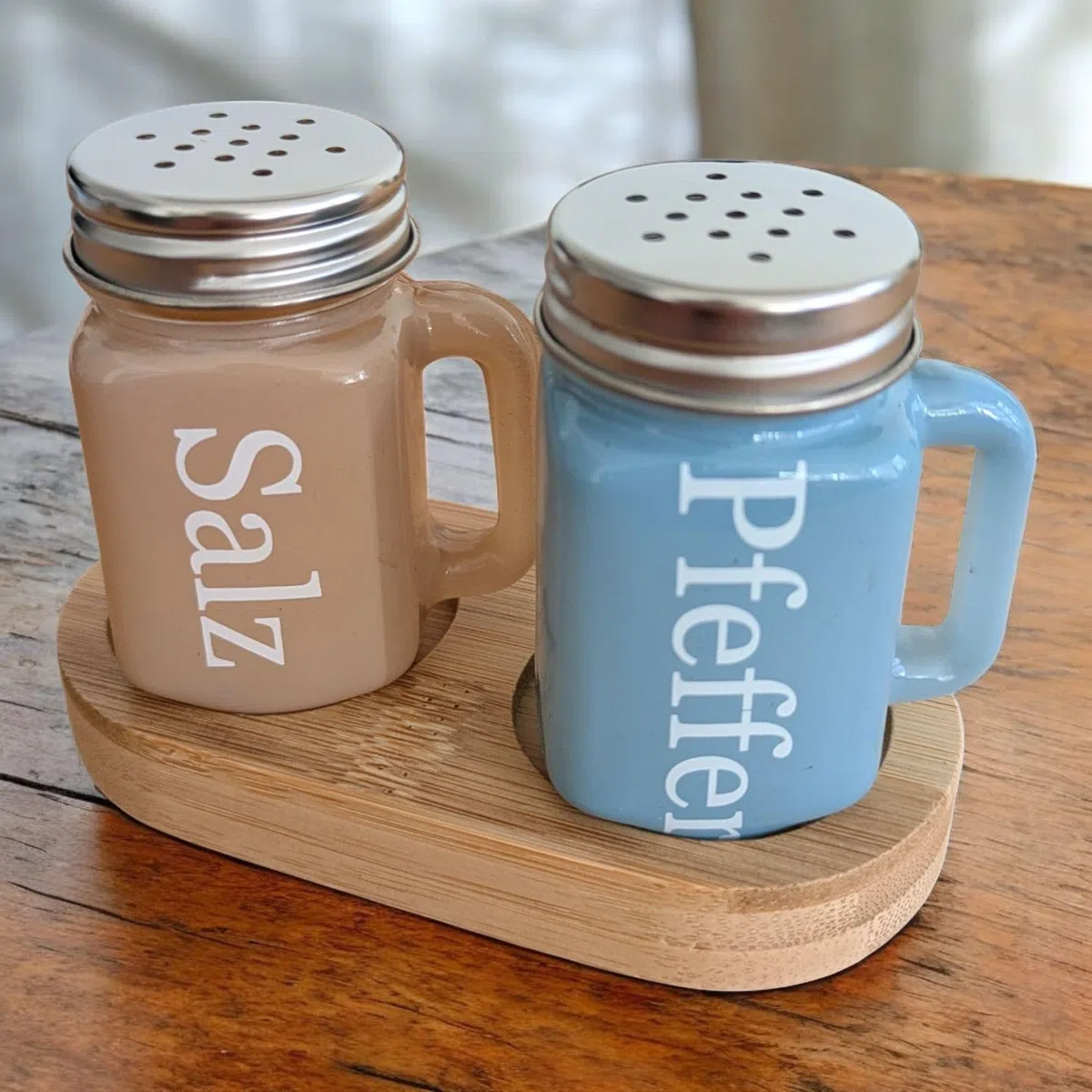 AG Set saliera e pepe con vassoio in bambù – Spargitore in vetro con coperchio in acciaio inox – Design retrò accessori da cucina e decorazione da tavolo – perfetto come idea regalo per cucina