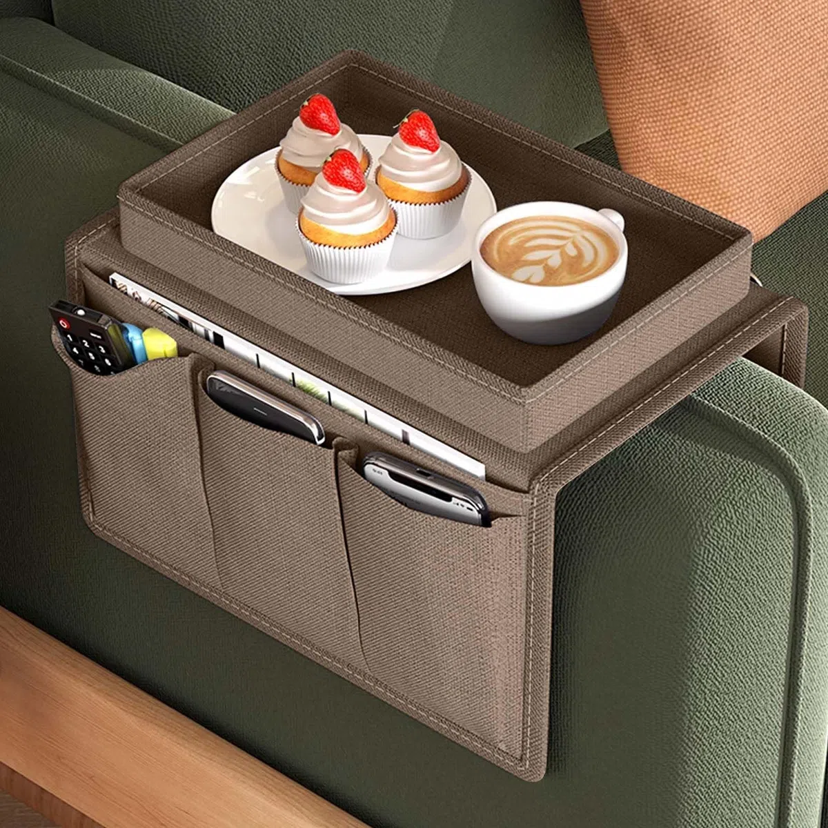 Organizer per Bracciolo Divano, Tasca Portaoggetti da Divano, Vassoio per Divano, Borsa per Appendere Braccioli, Borsa Appendere Braccioli Divano per Telefono, Libri, Riviste, Telecomando (Caffè)