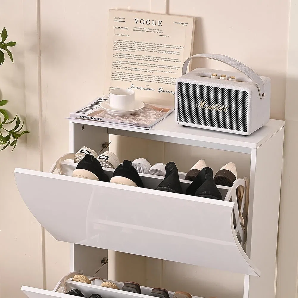 Shally Dogan Scarpiera Ondulata in Legno con Finitura Lucida Bianco, Porta Scarpe Salvaspazio con Ante a Ribalta Doppia Profondità, Portascarpe Slim per Ingresso, Cameretta, Soggiorno (3 Ante)