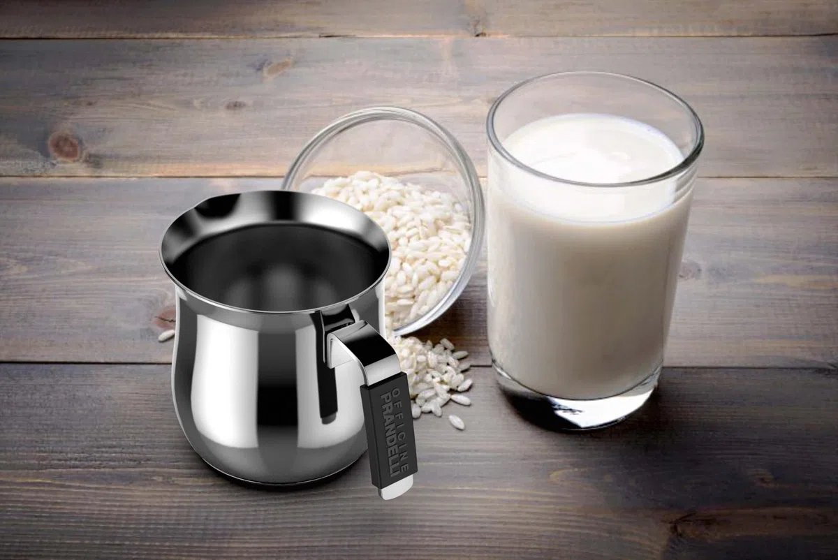 Lattiera Tazze 4, Linea Dolcevita, 400 ml, Acciaio Inox 18/10, Manico Antiscotto, ad Induzione* (Base Ø70 mm, Verificare il diametro minimo del proprio fornello) - Officine Prandelli