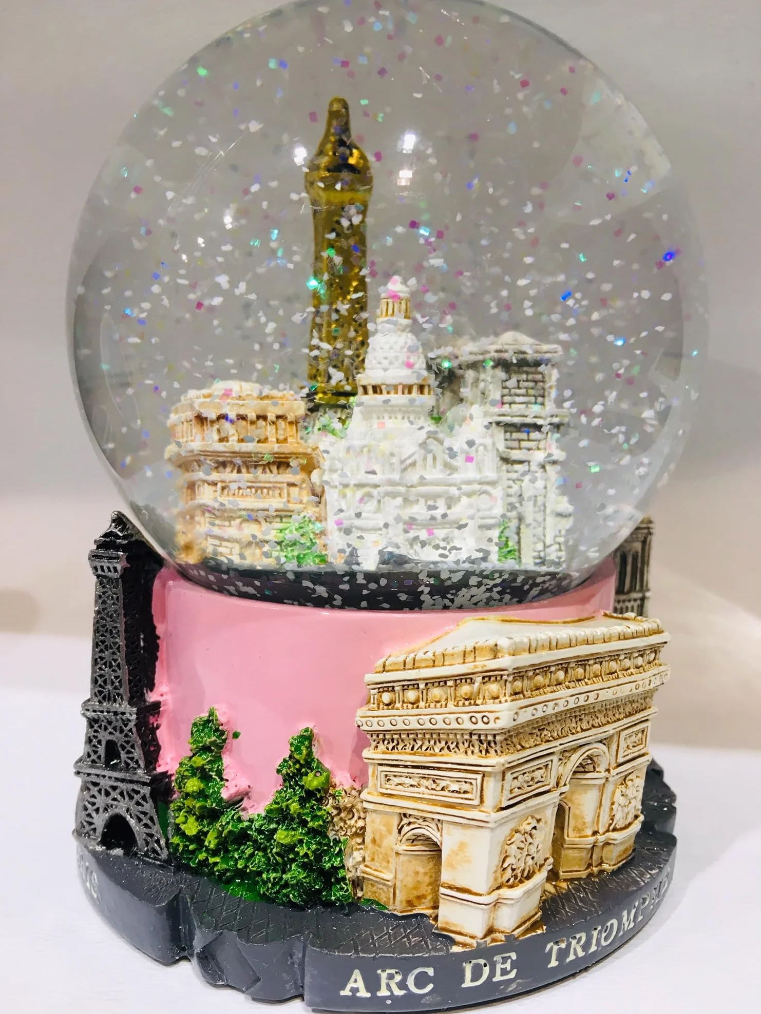 Sfera di neve Torre Eiffel e altri Monumenti di Parigi – Rosa, grande dimensione 14 cm, base in resina di qualità e globo in vetro, monumenti di Parigi incisi in 3D, neve scintillante, colore rosa