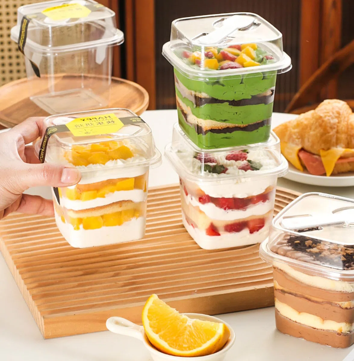 Coppette da dessert quadrate, riutilizzabili, 360 ml, 50 pezzi con coperchio e cucchiai neri, trasparenti, moderne, adatte per uso commerciale e domestico