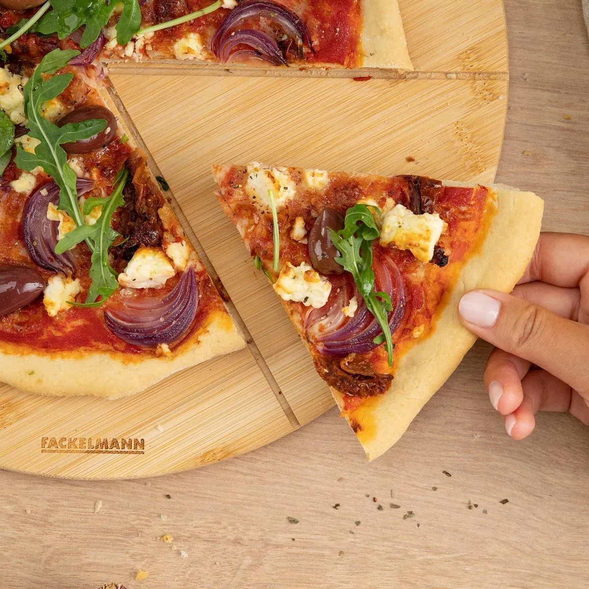 Fackelmann Tagliere per pizza in legno rotondo 32 cm – in bambù rinnovabile – scanalature per pezzi di pizza perfettamente uguali – tagliere per pizza della serie Pizza & Pasta