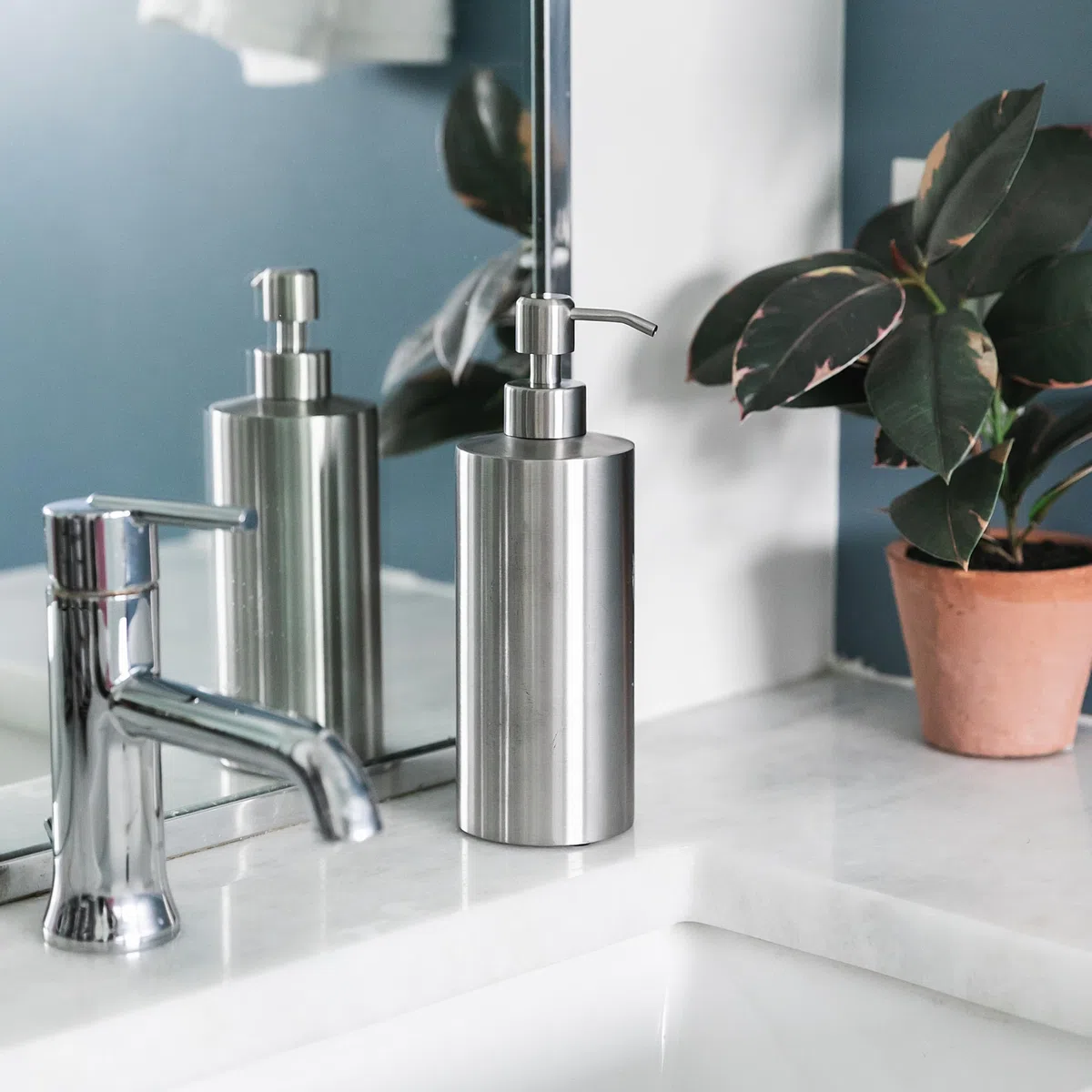 Yew Design dispenser di sapone in acciaio inox argento per bagno e lavello da cucina, ricaricabile, 450 ml, pompa rotonda in acciaio inox per sapone, detergenti, lozioni e piano di lavoro
