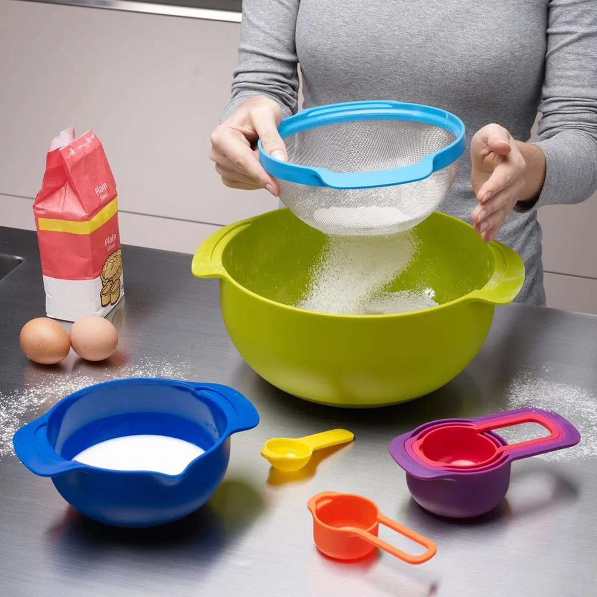 Joseph Joseph Nest 9 Plus, set compatto per la preparazione dei cibi con ciotole per mescolare, misurini, setaccio e colino, multicolore