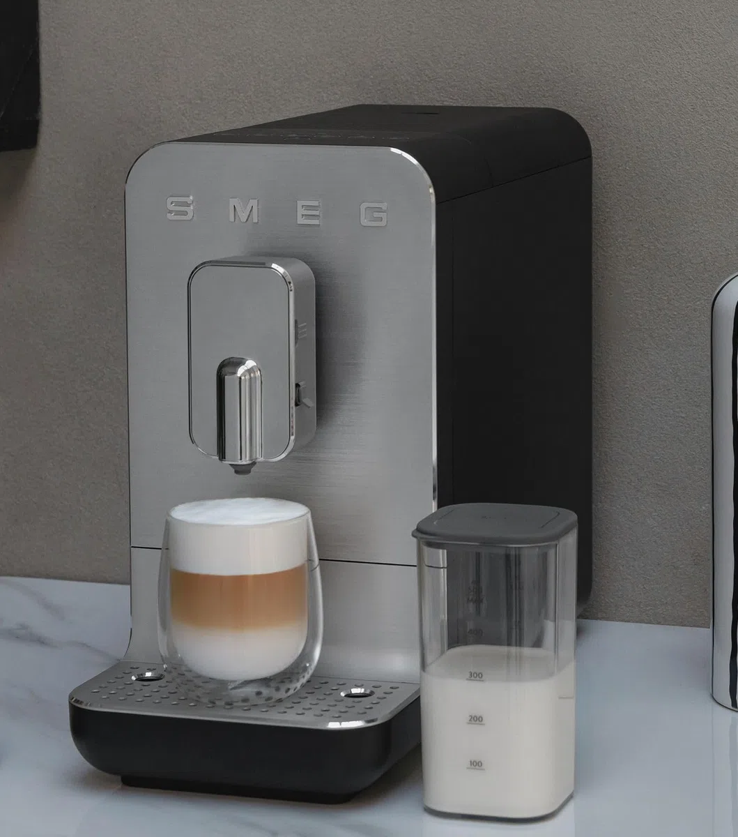 Smeg, Macchina da Caffè Espresso Automatica BCC13WHMEU, Sistema Latte, Macinacaffè Integrato, Sistema Thermoblock, 1,4 L, Cassetto Raccogligocce Rimovibile, Dimensioni Compatte, 1350W, Bianco