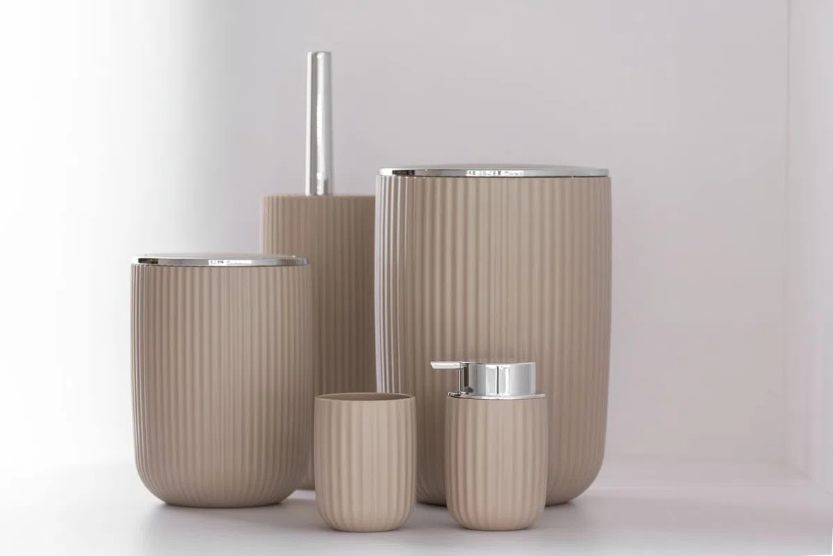 WENKO Secchio con coperchio oscillante Agropoli S beige, 2 litri, secchio per bagno, pattumiera in plastica di qualità, modellatura plastica e superficie strutturata, Ø 14,5 x 20 cm