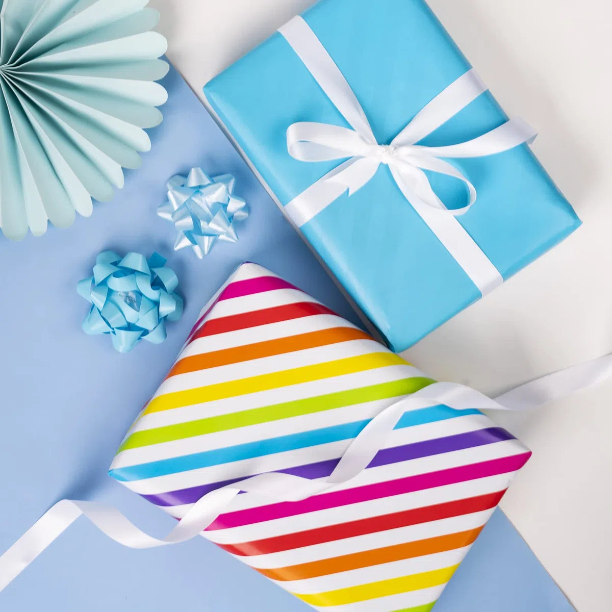 RUSPEPA Carta Da Regalo Reversibile - Mini Rotolo - 43,2 Cm X 10 M - Strisce Arcobaleno E Design Blu Solido Per Compleanni, Festeggiamenti, Baby Shower