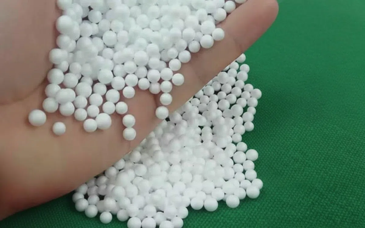 D. & D. Polistirolo - (50 Litri) Sacco di Perle di Polistirolo Espanso per Riempimento Pouf Poltrone Cuscini, Diametro da 2 a 8 mm - Palline Polistirolo per Imbottitura Pouf a sacco (50 Litri)