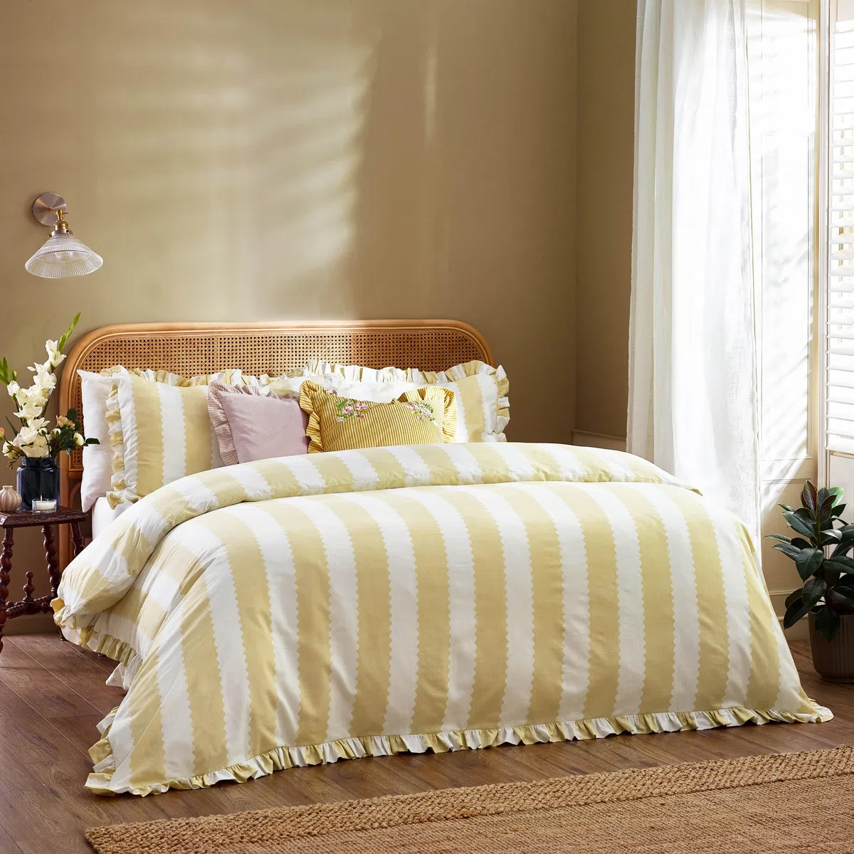 furn. Wylder Birdie Stripe Set Copripiumino – Reversible Con Volant Cotone Ricco A Righe Biancheria Da Letto (Giallo Burro - 230x220cm)