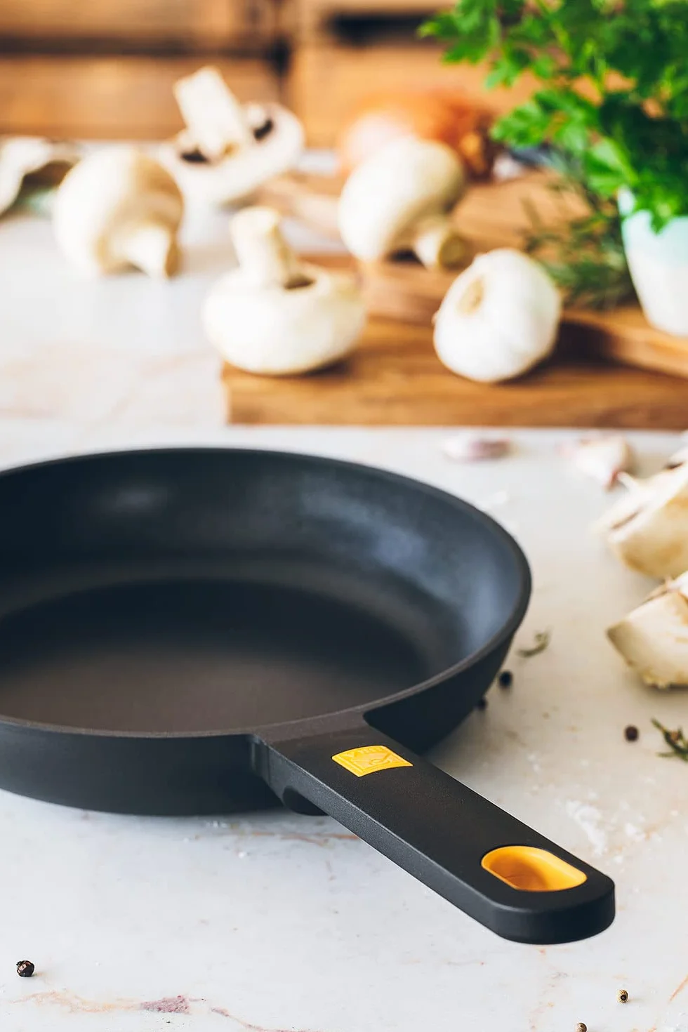 BRA Daily Pro | Padella 18 cm, nero e giallo, alluminio fuso, Full Induction, antiaderente a tre strati, Adatta a tutti i tipi di piani cottura