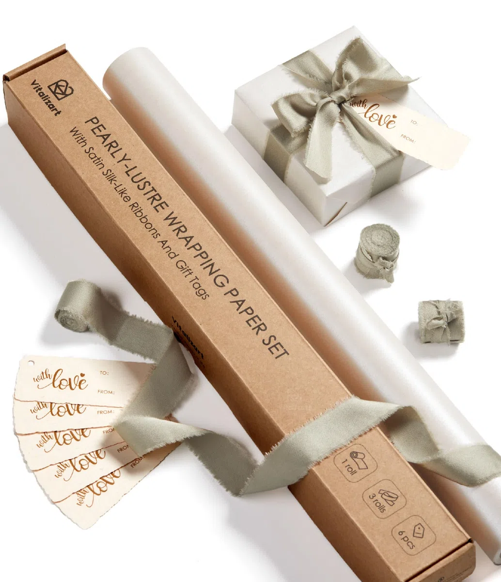 Vitalizart 43cm x 5m Carta da Regalo Bianco, Perlata con Nastro di Raso di Chiffon Verde Salvia & Etichette Regalo Riciclabili, Rotolo di Carta da Regalo per Natale, Compleanno & Matrimonio