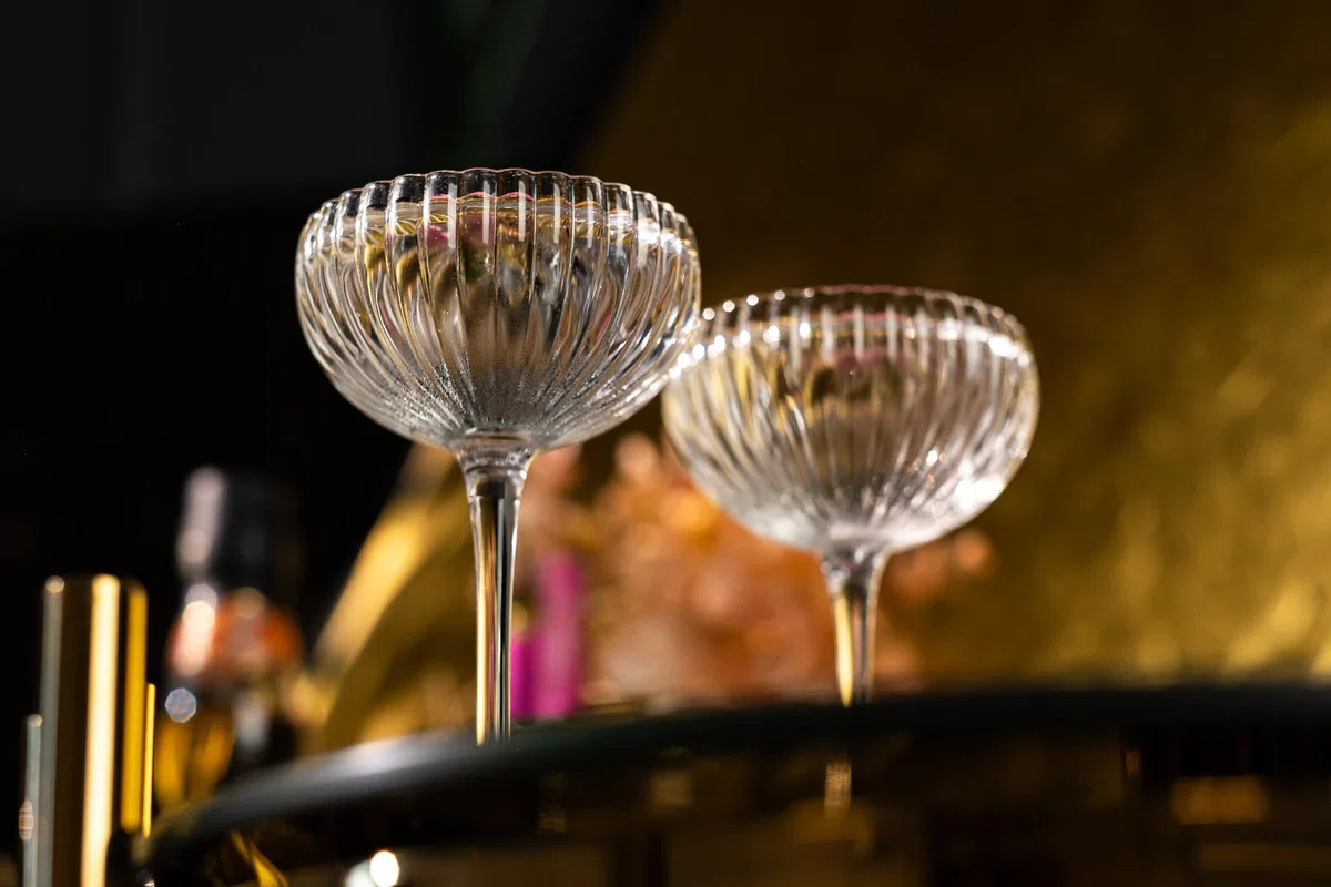 Piccoli bicchieri da cocktail Venus Nick e Nora da 113,4 g | Set di 4 | Mini bicchieri in cristallo per bere espresso Martini, Daiquiri, Gimlet, Sidecar e bevande classiche | Elegante conchiglia in