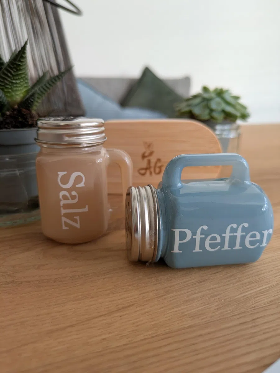 AG Set saliera e pepe con vassoio in bambù – Spargitore in vetro con coperchio in acciaio inox – Design retrò accessori da cucina e decorazione da tavolo – perfetto come idea regalo per cucina