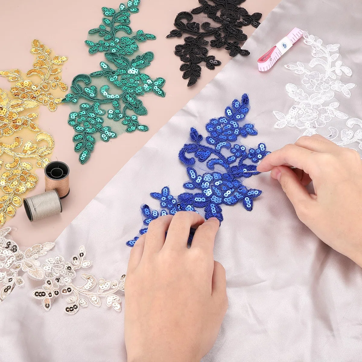 Sourcing map 4 Pezzi di Applique in Pizzo a Fiore 3D Ricamate, Toppe in Pizzo per Cucito, Aggiunte per Abito da Sposa, Abbigliamento Fai da Te, Accessori per Decorazioni, Argento (23 cm)