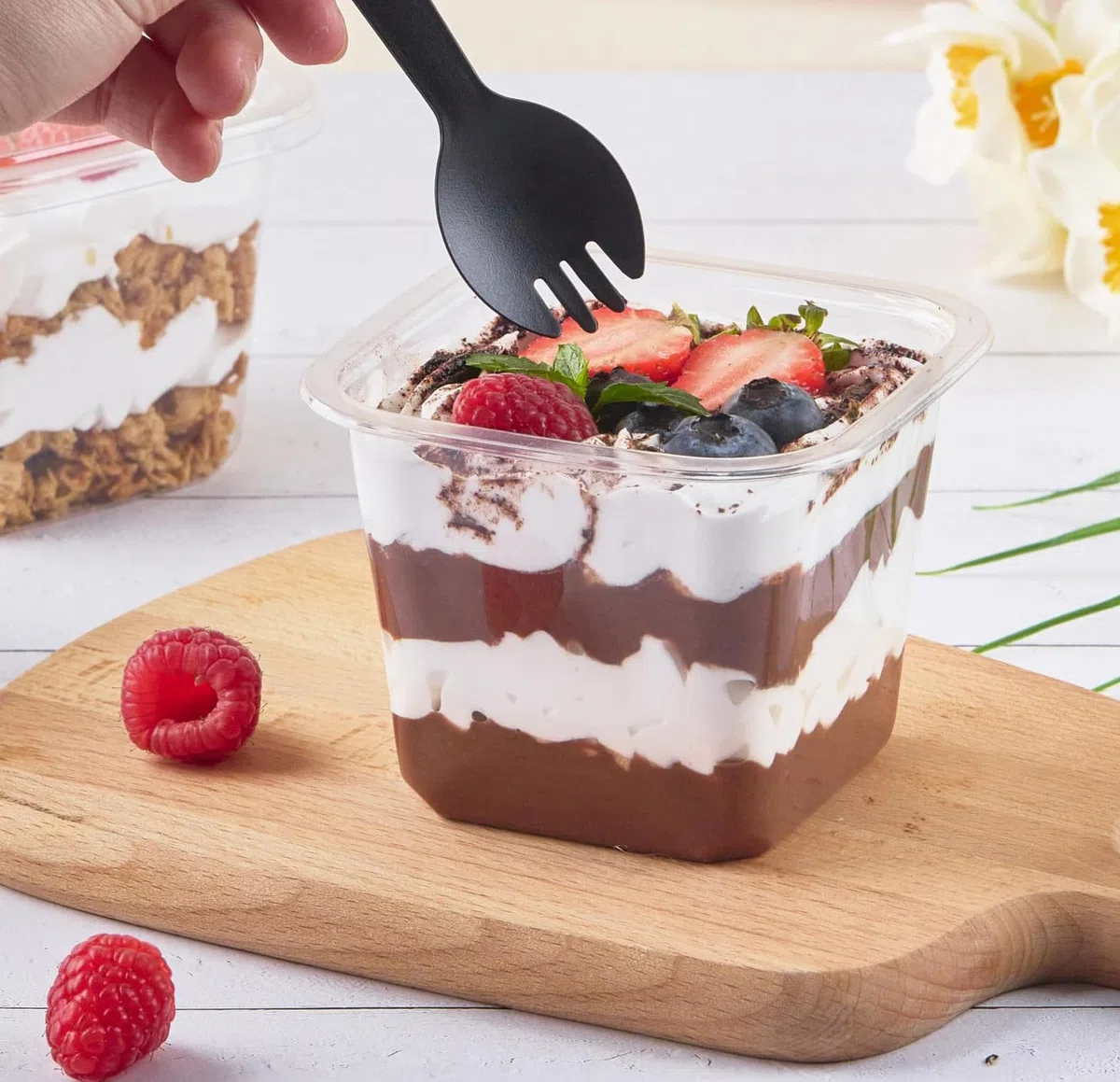 Coppette da dessert quadrate, riutilizzabili, 360 ml, 50 pezzi con coperchio e cucchiai neri, trasparenti, moderne, adatte per uso commerciale e domestico